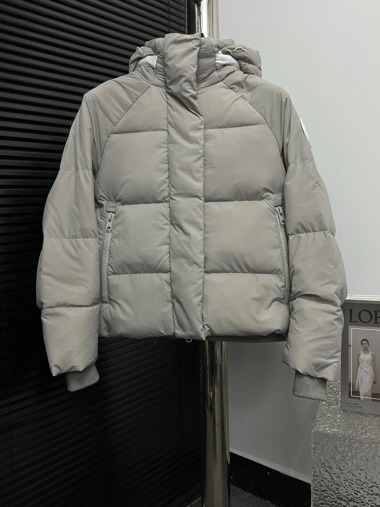 P780 【𝗖𝗔𝗡𝗔𝗗𝗔 𝗚𝗢𝗢𝗦𝗘】Capsule Series Macaron White Label Fabric: Made of soft EnduraLuxe fabric imported from DuPont, CORDURA, USA, which enhances the durability of easy-to-wear parts, is lightweight and durable; the liner is made of 400T anti-velvet gallbladder, which is comfortable, soft and non-velvet. : Equipped with a detachable hood, which can be adjusted in two directions, and is also filled with down, which brings greater softness and wrapping around the head and neck, and is full of warmth. This parka features white trim on the back and sides, and the hardware locks are all original and custom-made to match the muted fabric color. Goose label: The official website’s new series of silicone material labels, non-embroidery labels. Length: Fit hip-length. Size: XS-L